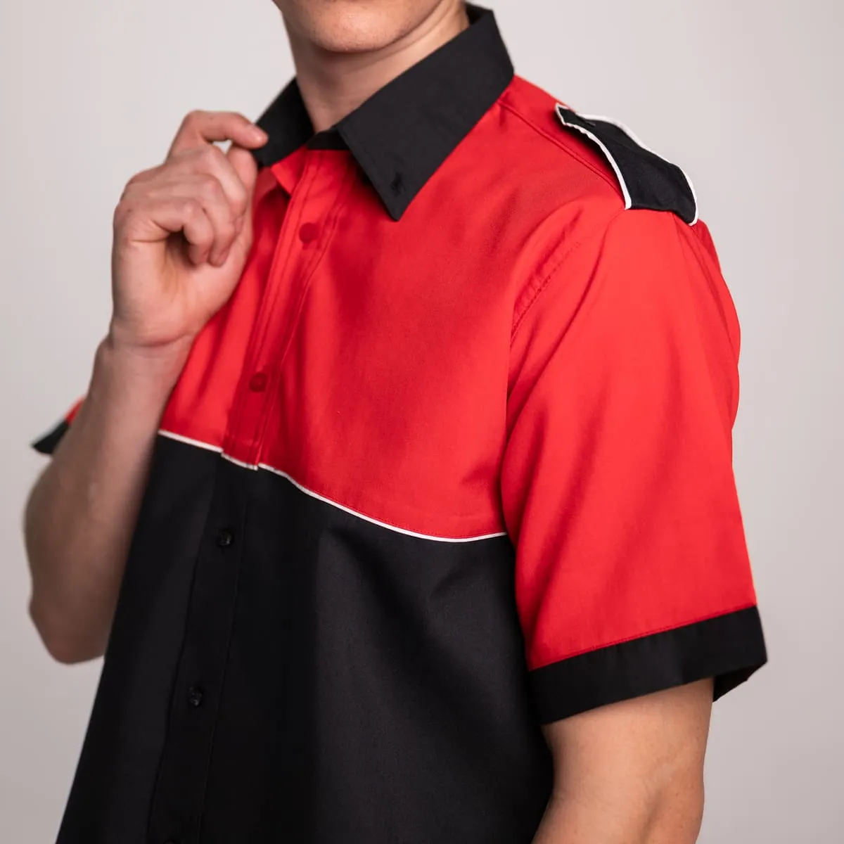 Diseño audaz en Uniformes Corporativos: Camisa bicolor rojo y negro.