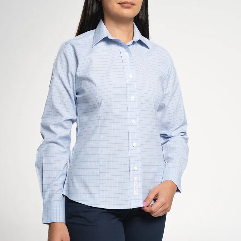 Elegante camisa de vestir femenina blanca, perfecta para un ambiente profesional.