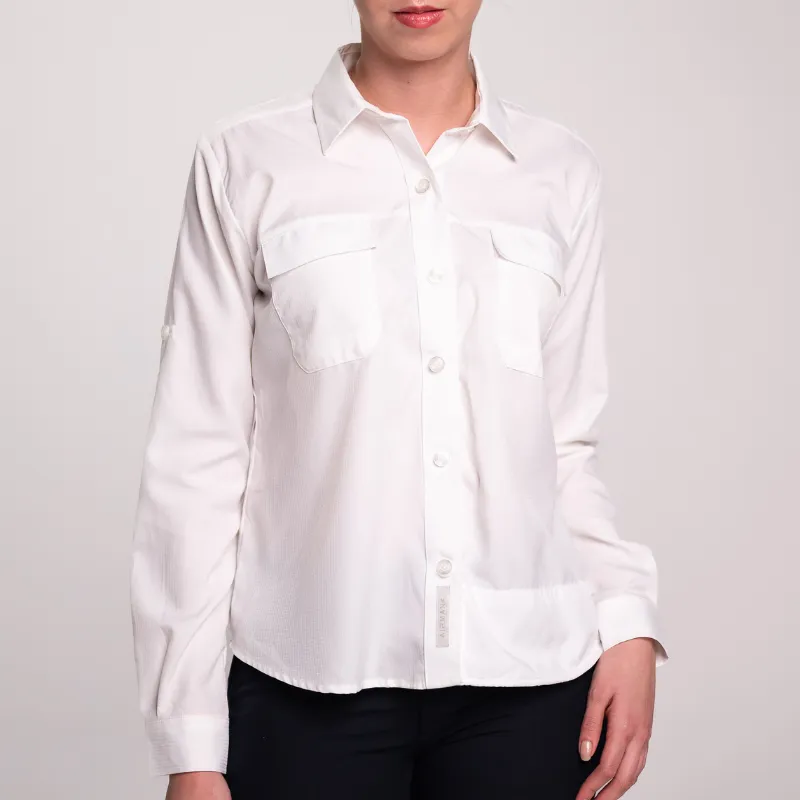 Elegante camisas poliéster blanca de manga larga con bolsillos, ideal para el trabajo o eventos formales, combinando estilo y comodidad.