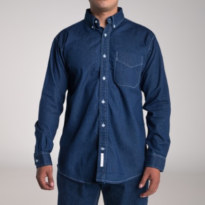 Fotografía de un hombre utilizando un modelo de camisas de mezclilla en color azul en un fondo blanco.