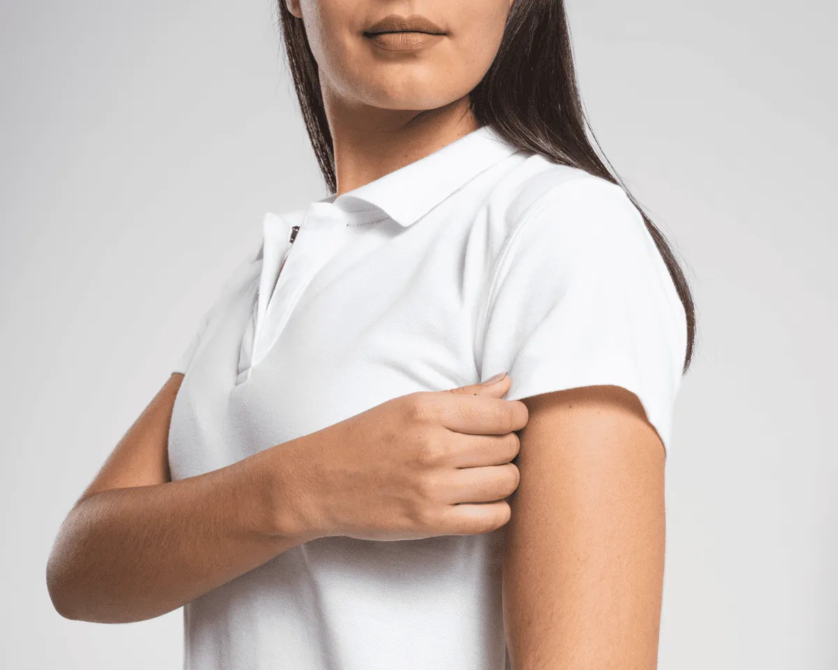 Foto de una mujer modelando polo que forma parte de los uniformes corporativos de Airman